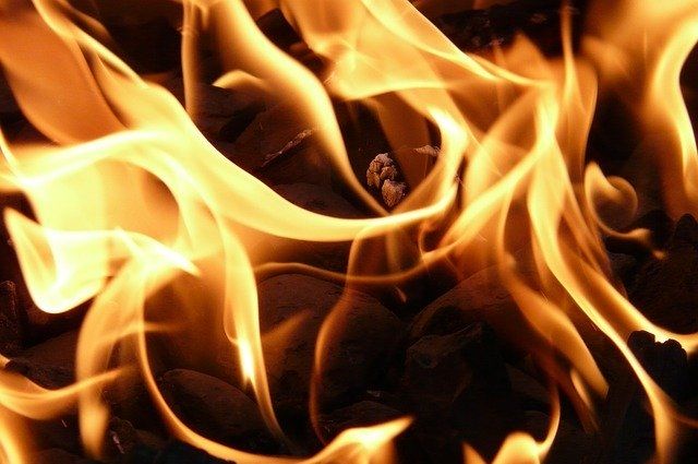 Автомобиль горел на улице Губенко в Смоленске