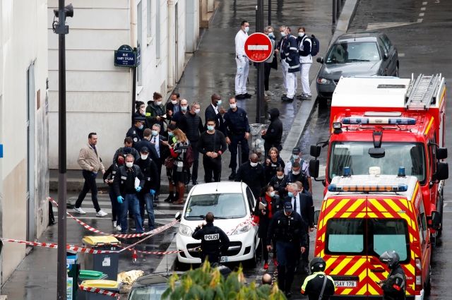 Глава МВД Франции назвал терактом нападение у бывшего здания Charlie Hebdo