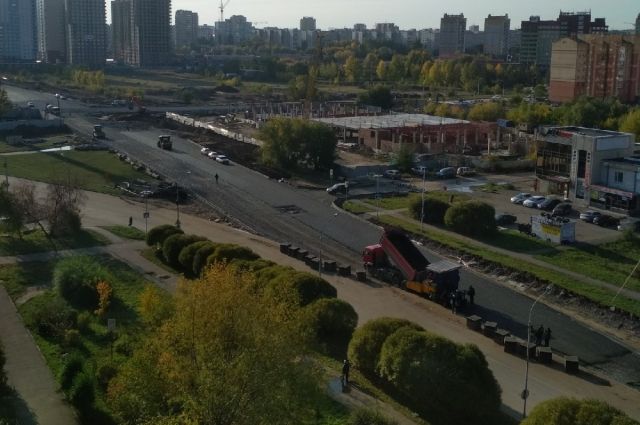 В Омске асфальтируют новую дорогу-дублёр на перекрёстке Крупской и Перелёта