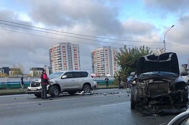 В Сети появилось видео аварии с 8 автомобилями в Новосибирске