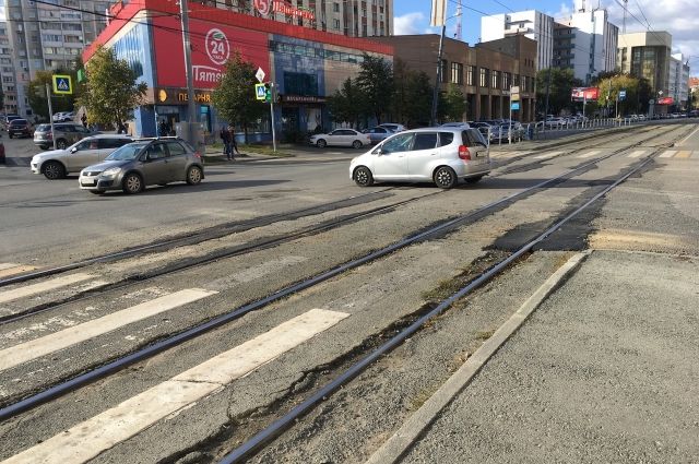 В Челябинске заделали ямы для машин, забыв о пешеходах