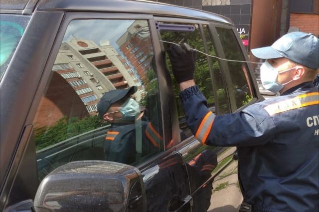 В Новосибирске спасатели вызволили ребенка из запертого автомобиля