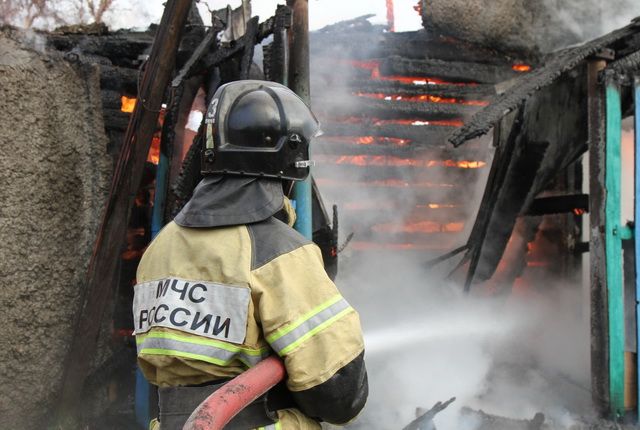 В селе Сосновка на Камчатке дотла сгорел двухэтажный деревянный дом
