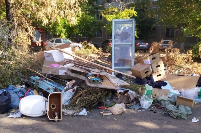 Жители Оренбурга продолжают жаловаться на мусорные свалки возле жилых домов