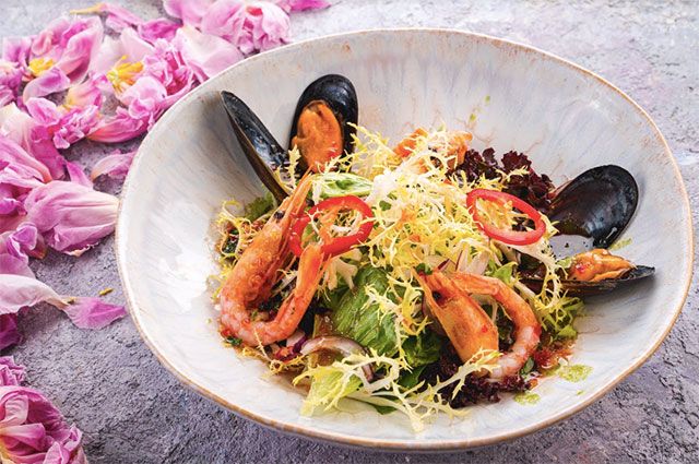 С креветками, кальмарами и мидиями – 5 салатов с морепродуктами на Новый год