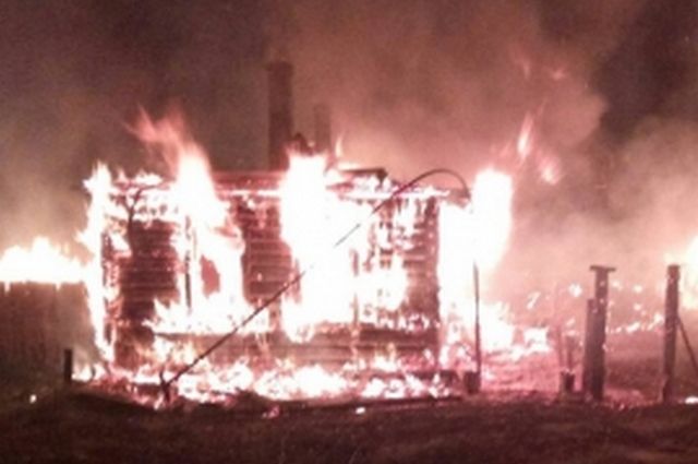 В Толмачево Брянского района в субботу сгорело нежилое здание