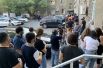 Люди выстроились в очередь у гематологического центра имени Р. Йоляна в Ереване для сдачи крови. 