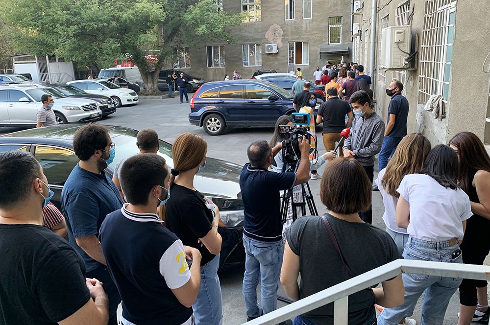 Люди выстроились в очередь у гематологического центра имени Р. Йоляна в Ереване для сдачи крови.