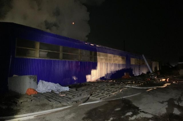 В Кукморе загорелось здание склада с опилками