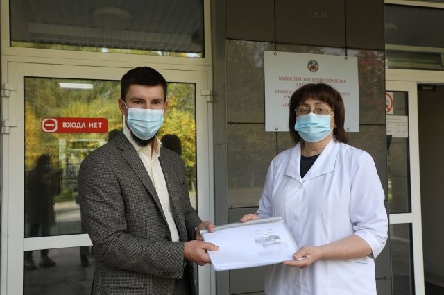 Алтай-Кокс и фонд «Милосердие» передали препараты и оборудование медикам