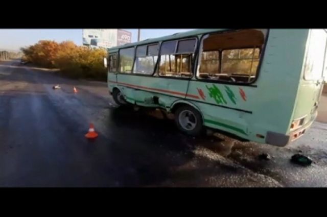 На месте дорожных работ в Бугуруслане столкнулись «Лада Калина» и «ПАЗ»