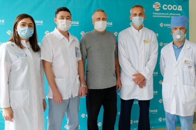 Врачи Екатеринбурга спасли пациента с большой опухолью бедра