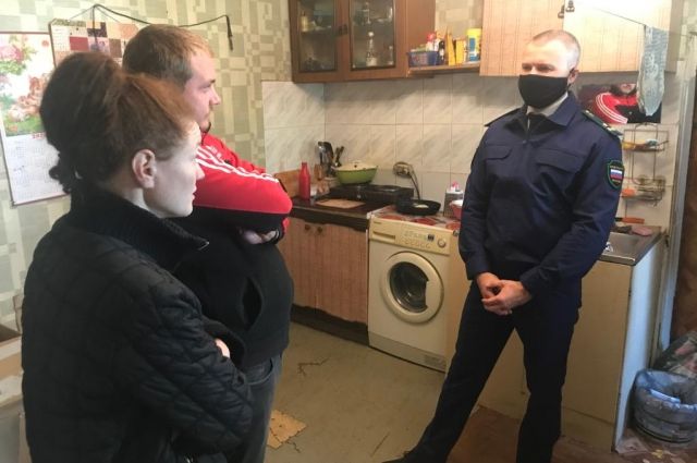 В Оренбурге семье с маленьким ребенком грозит зима в неотапливаемом расселенном доме. 