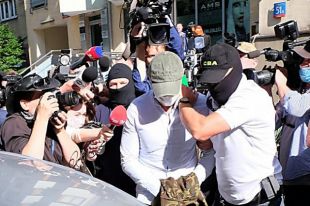 В Польше задержали трех человек за взятки экс-главе Укравтодора.