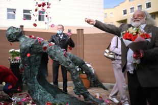В Москве открыли памятник Есенину к его 125-летию