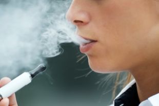 В Украине хотят запретить продажу электронных сигарет несовершеннолетним.