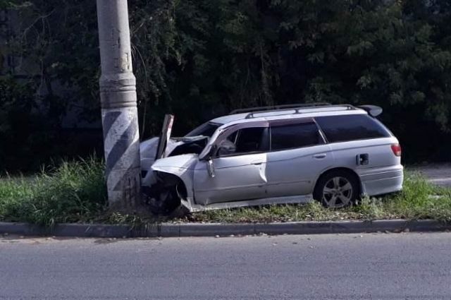 В Тольятти госпитализирован водитель врезавшегося в столб Nissan