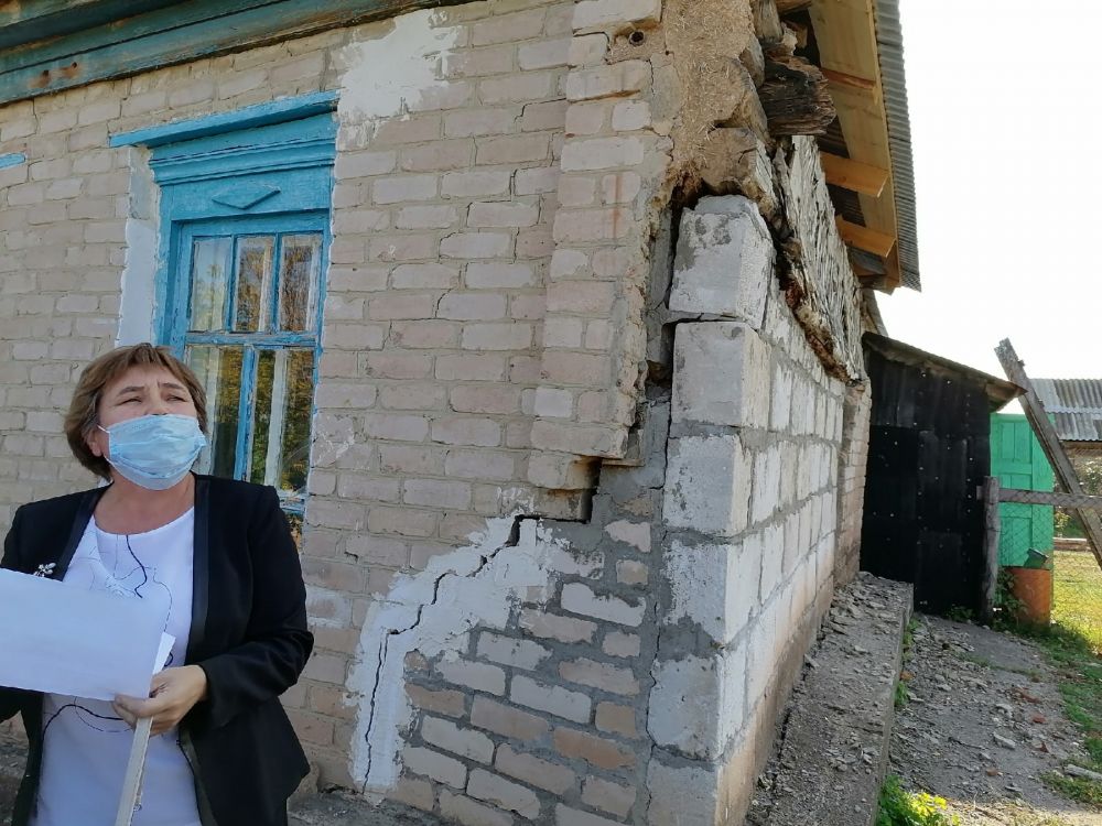 Зав.детским садом Е.И. Кажан ищет того, кто мог бы отремонтировать здание детского сада. Желательно в долг.