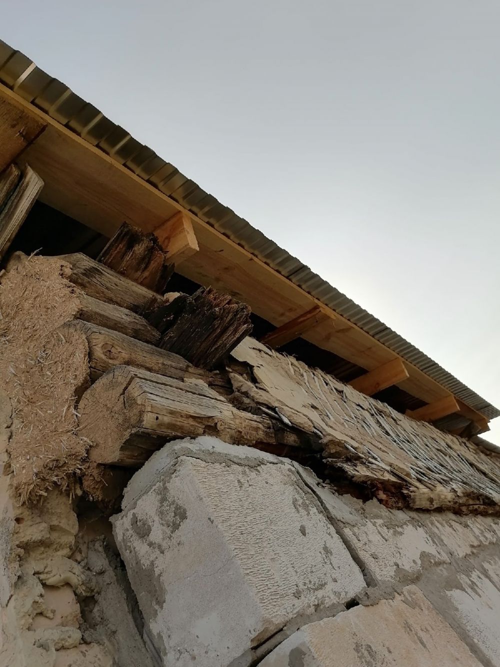 Старые стены не вынесли новую крышу.