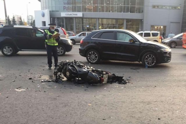 Audi сбил мотоцикл при развороте через двойную сплошную в Челябинске