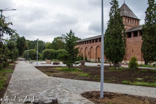 Фонарные столбы и прожекторы появились в Парке Пионеров в Смоленске