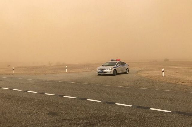 Пылевая буря затруднила автомобильное движение на востоке Ставрополья