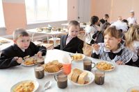 С 1 сентября стоимость школьного обеда для первой смены составляет 58,91 рубля, а для второй - 82,47 рубля.