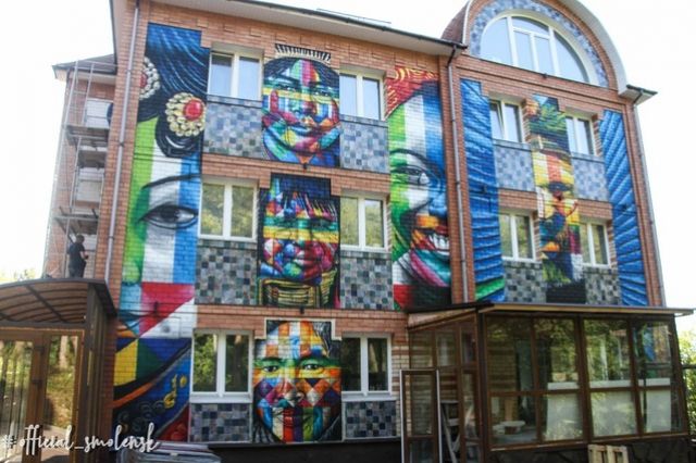 Стрит-арт создают на здании на улице Красина в Смоленске