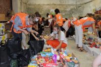 Волонтёры собирают продовольственные наборы для малоимущих семей.