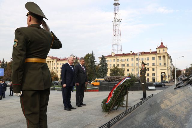 Александр Богомаз возложил цветы к монументу Победы в Минске