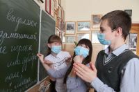 Тюменским школьникам на переменах рекомендовали носить маски
