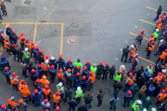 Докеры ВМТП вышли на митинг, протестуя против увольнения гендиректора