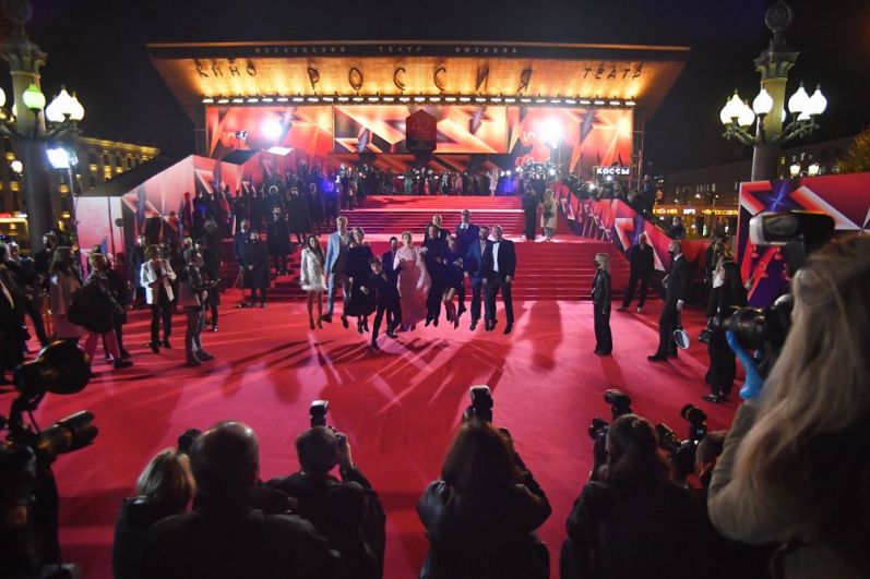 Гости на красной дорожке перед церемонией открытия 42-го ММКФ в Москве.