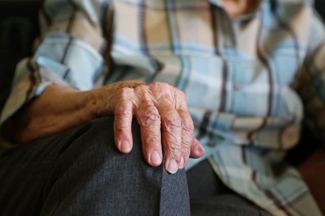 Пенсионерка сломала ребра после падения в транспорте в Брянске