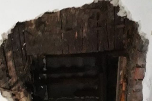 Жилец в реанимации: появились фото обрушения потолка дома в ливень