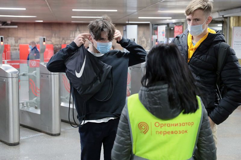 Проверка масочного режима в московском метро.