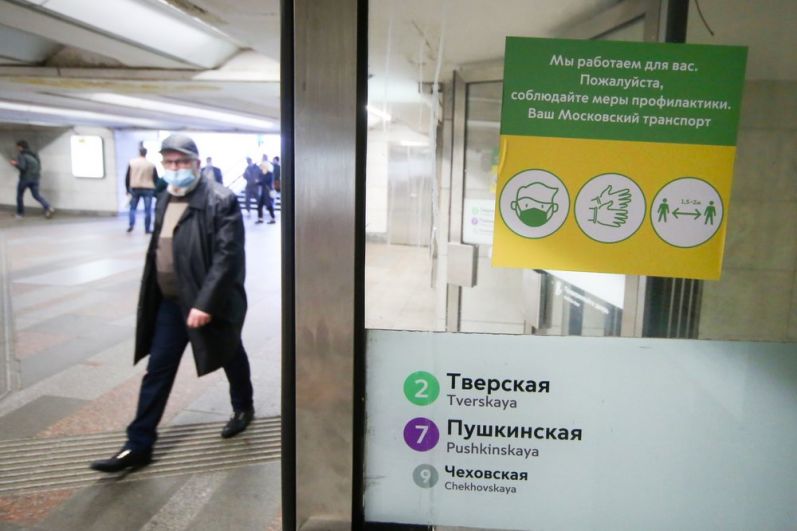 Пассажиры в московском метро.