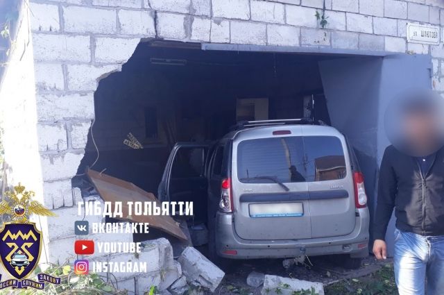 В Тольятти водитель «Ларгуса» столкнулся с «Калиной» и врезался в гараж