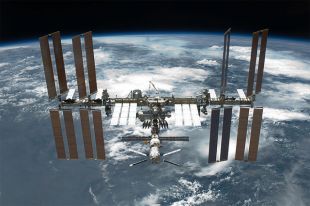Ноу-хау: утечку воздуха на МКС будут искать с помощью конфетти