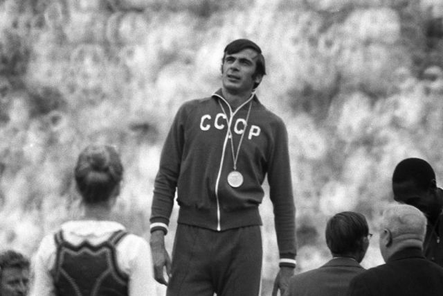 Советский легкоатлет, олимпийский чемпион в тройном прыжке Виктор Данилович Санеев на пьедестале почета.