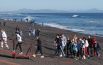 Люди на Халактырском пляже Тихоокеанского побережья полуострова Камчатка. 3 октября 2020 г.