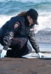 Сотрудник УМВД Камчатского края берет пробы воды в Тихом океане во время оперативно-разыскных мероприятий на месте предполагаемого происшествия на Халактырском пляже на Камчатке. 3 октября 2020 г.