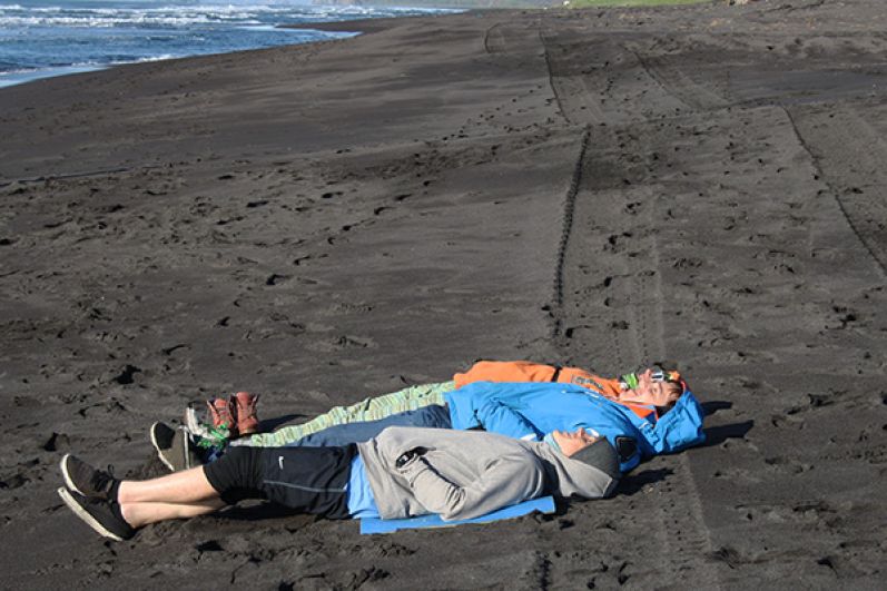 Халактырский пляж известен своим черным вулканическим песком