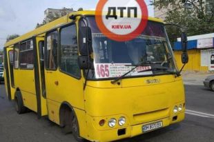 В Киеве маршрутка сбила троих человек: один погиб, двое пострадавших