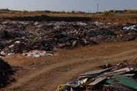 Незаконная свалка бытовых отходов располагается в южной части Оренбурга.