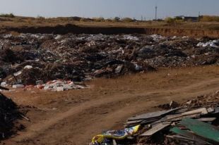 Незаконная свалка бытовых отходов располагается в южной части Оренбурга.