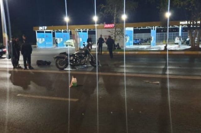 В Саратове после аварии с иномаркой мотоциклиста увезли на «скорой»