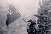 Сразу несколько групп советских солдат получили приказ добраться до крыши Рейхстага и установить там знамя. Штурмовой флаг 150-й стрелковой дивизии был вручён группе в составе лейтенанта Алексея Береста, сержанта Михаила Егорова и младшего сержанта Мелитона Кантарии.