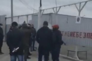 На нефтебазе под Киевом заявили об опасности взрыва из-за рейдеров