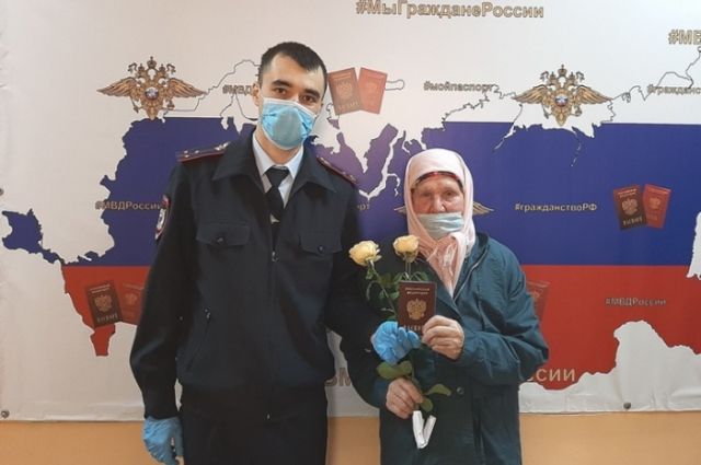 96-летняя ветеран войны Екатерина Кишкилева из Казахстана получила паспорт гражданина России. 